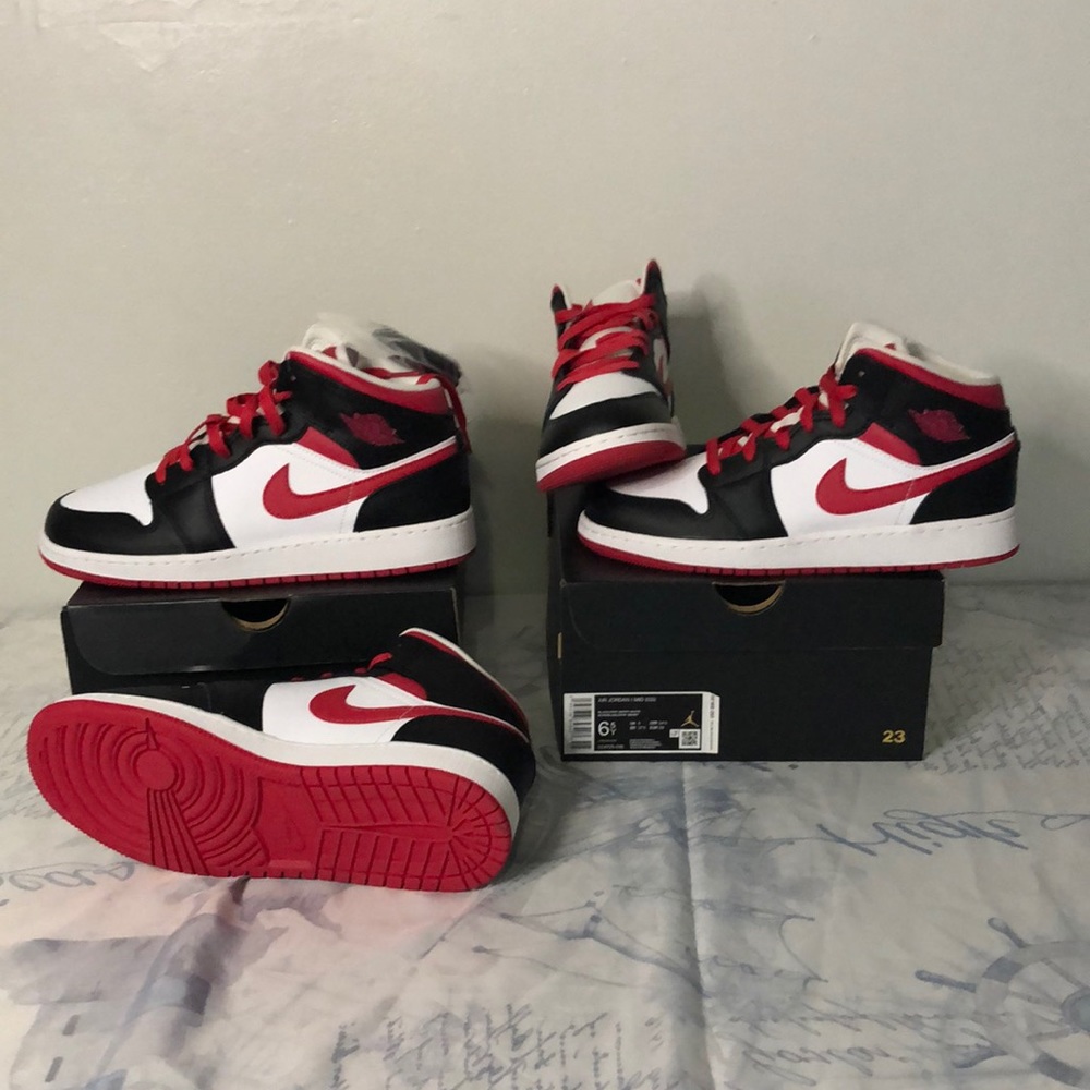 Air Jordan 1 Mid 7y, 6.5y 100% authentic            SIZE 6.5y AVAILABLE
